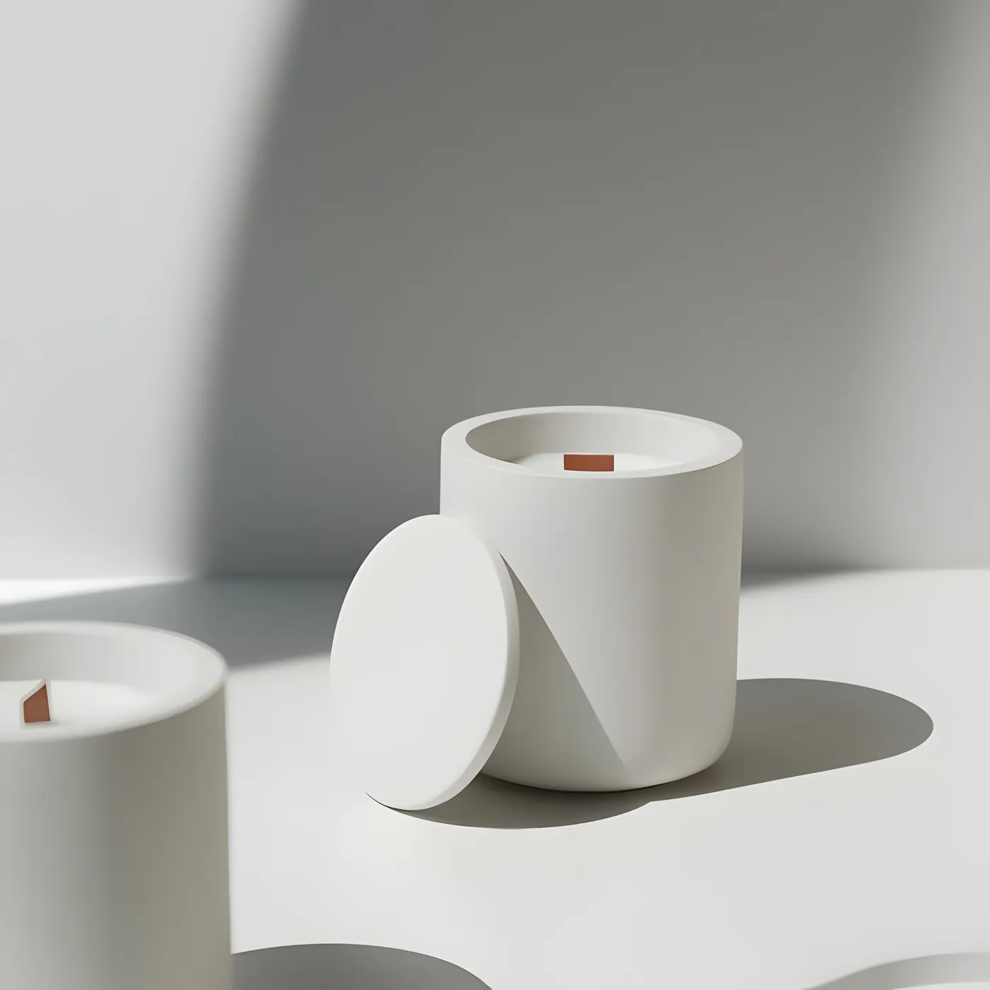 Round concrete candle pot with its lid